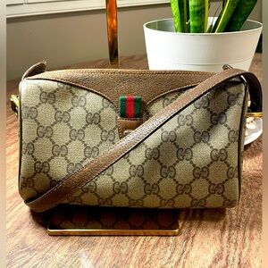 GUCCI - Authentic Sherry Line Vintage crossbody!!!